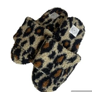 ⭐️ Leopard Cheetah Sherpa Like Trendy Artsy Cat Comfy Lounge Home Hip Slippers